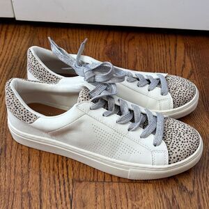 Universal Threads white leather flocking metallic silver leopard sneakers Sz 8.5